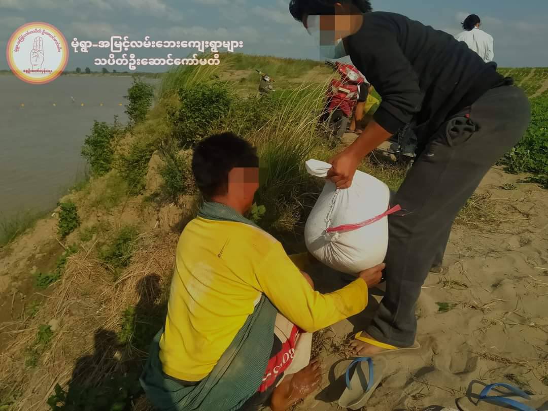 AungHsuwai's tweet photo. As a part of "From people to people", locals from Amyint_Monywa supplied basic foodstuffs for those displaced people from Dontaw village of SaLinGyi township . #EndImpunity  #Dec8Coup  #WhatsHappeningInMyanmar https://t.co/3nAEAn27kr