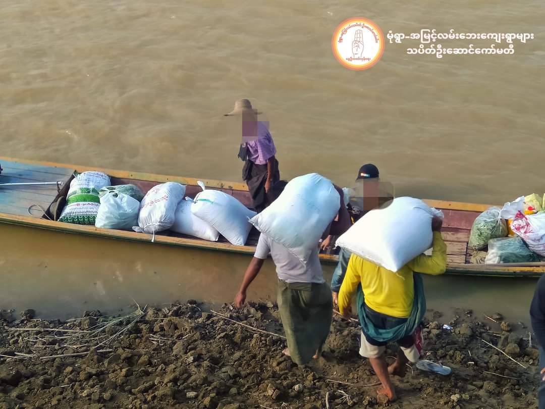 AungHsuwai's tweet photo. As a part of "From people to people", locals from Amyint_Monywa supplied basic foodstuffs for those displaced people from Dontaw village of SaLinGyi township . #EndImpunity  #Dec8Coup  #WhatsHappeningInMyanmar https://t.co/3nAEAn27kr