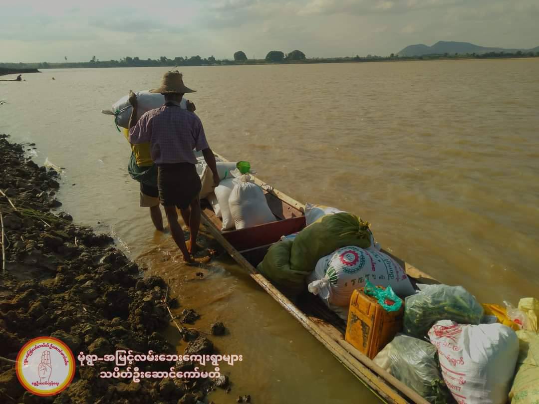 AungHsuwai's tweet photo. As a part of "From people to people", locals from Amyint_Monywa supplied basic foodstuffs for those displaced people from Dontaw village of SaLinGyi township . #EndImpunity  #Dec8Coup  #WhatsHappeningInMyanmar https://t.co/3nAEAn27kr