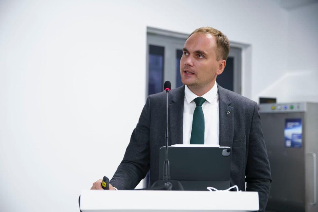 HighTechPark86's tweet photo. Директор Технопарка Артем Столяров пригласил к сотрудничеству зарубежных партнеров на всемирной выставке «ЭКСПО-2020» в Дубае ➡️ https://t.co/1KbmottlDQ https://t.co/TEtM3UBjgL