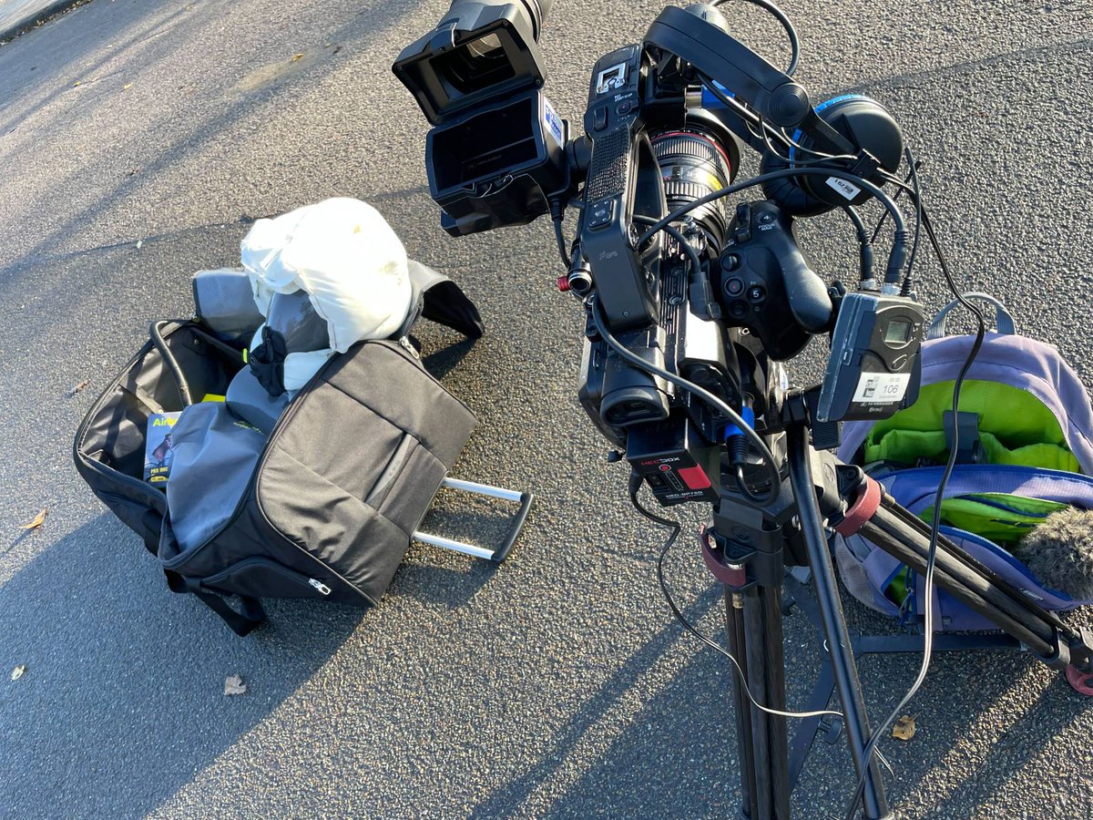 toadinnovation's tweet photo. 🐸 Crapaud qui tourne... Action ! 🎬

#M6 #ÇaTourne #InnovationDigger #Mobilité #tournage #Paris https://t.co/ryeLs2t82a