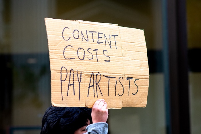 #ArtistsOnSpoftify... 
1) tell us roughly what you earned in the last month from placing your music on #spotify 
2) tell us if you think it was enough?

#fixStreaming #brokenRecord