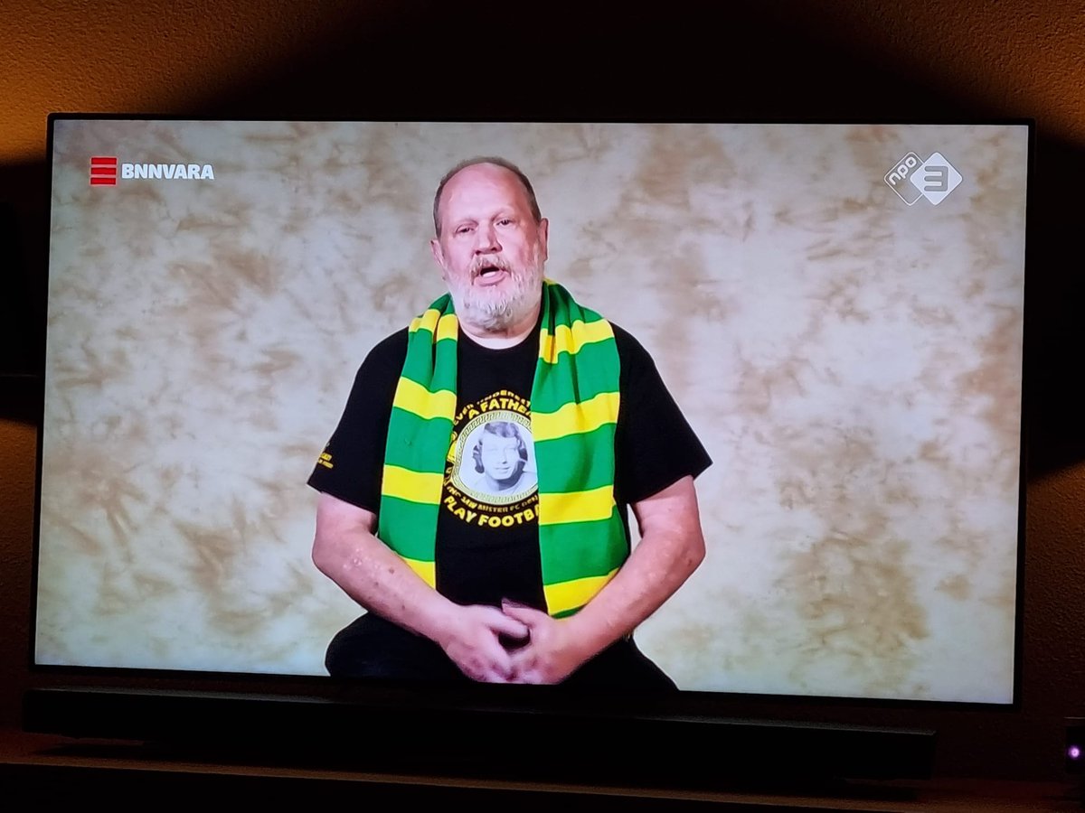 rozereigers's tweet photo. Onze voorzitter Maron was gisteren te zien bij het programma "Ik durf het bij niet te vragen". Om te praten over ADO, over het supportschap, maar ook over de Roze Règâhs. Kijk de aflevering, met ook andere ADO-supporters, hier terug 👉 https://t.co/7X3QMS0KOO https://t.co/UbTmEAFdlc