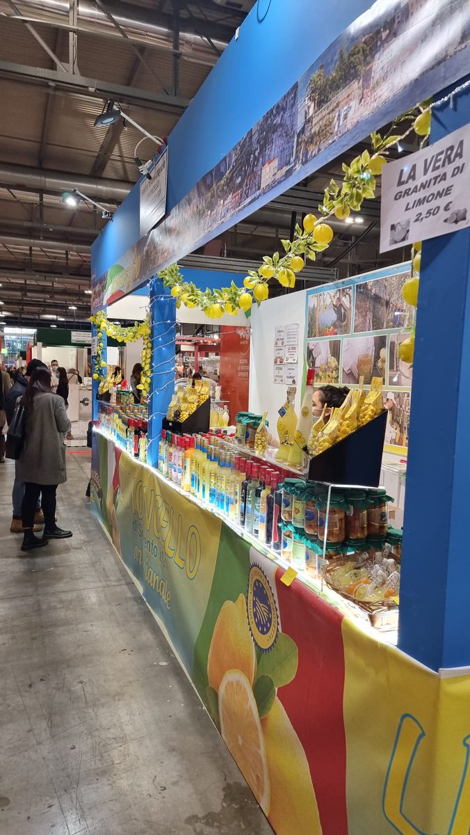 witchm_'s tweet photo. Fiera dell'artigianato 2021, un sacco di cosine interessanti e tantissimo cibo buonissimo. https://t.co/gdwimJTLtb