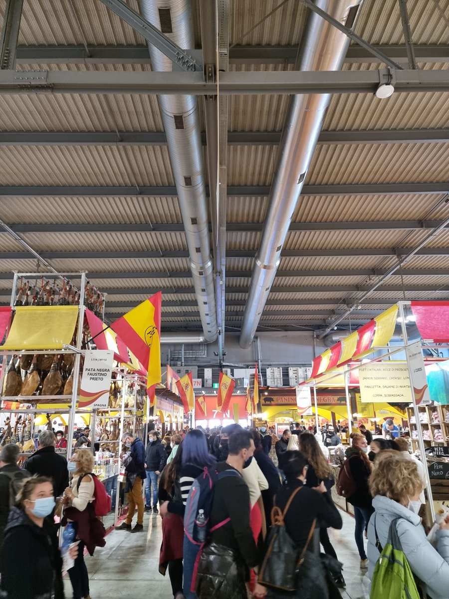 witchm_'s tweet photo. Fiera dell'artigianato 2021, un sacco di cosine interessanti e tantissimo cibo buonissimo. https://t.co/gdwimJTLtb