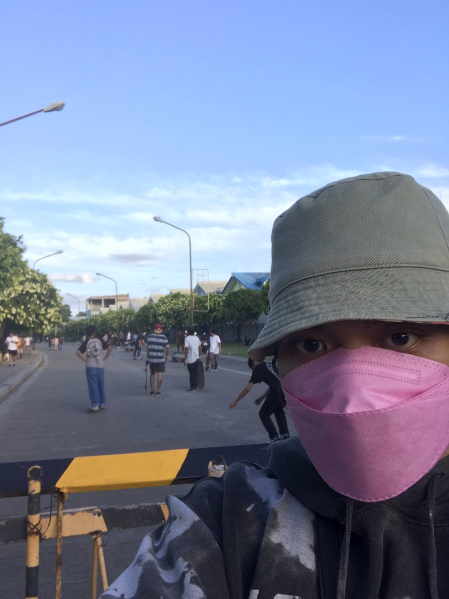 porknielaga's tweet photo. hello po sa mga skaters sa likod single po ako #ikmjsnayan #kmjs https://t.co/wYzdYfOvON