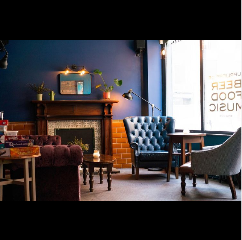LeedsWaterside's tweet photo. 🥶 Brrr... winter is upon us but thanks to Leeds List you can find a selection of cosy #Leeds pubs to warm your bones in, including the plush Crowd of Favours (pictured). https://t.co/baOibFW9Ta https://t.co/jrNgjaBgO6