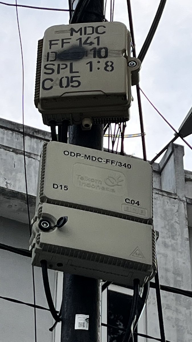 heryien's tweet photo. @IndiHomeCare Hello lagi min. Sorry baru pulang kerja. Baru sempat photo. Ada logo Telkom di box nya dan juga tiangnya min. Memang sudah agak pudar. Tapi masih nampak logo Telkom nya. https://t.co/KKAyFT1cAG