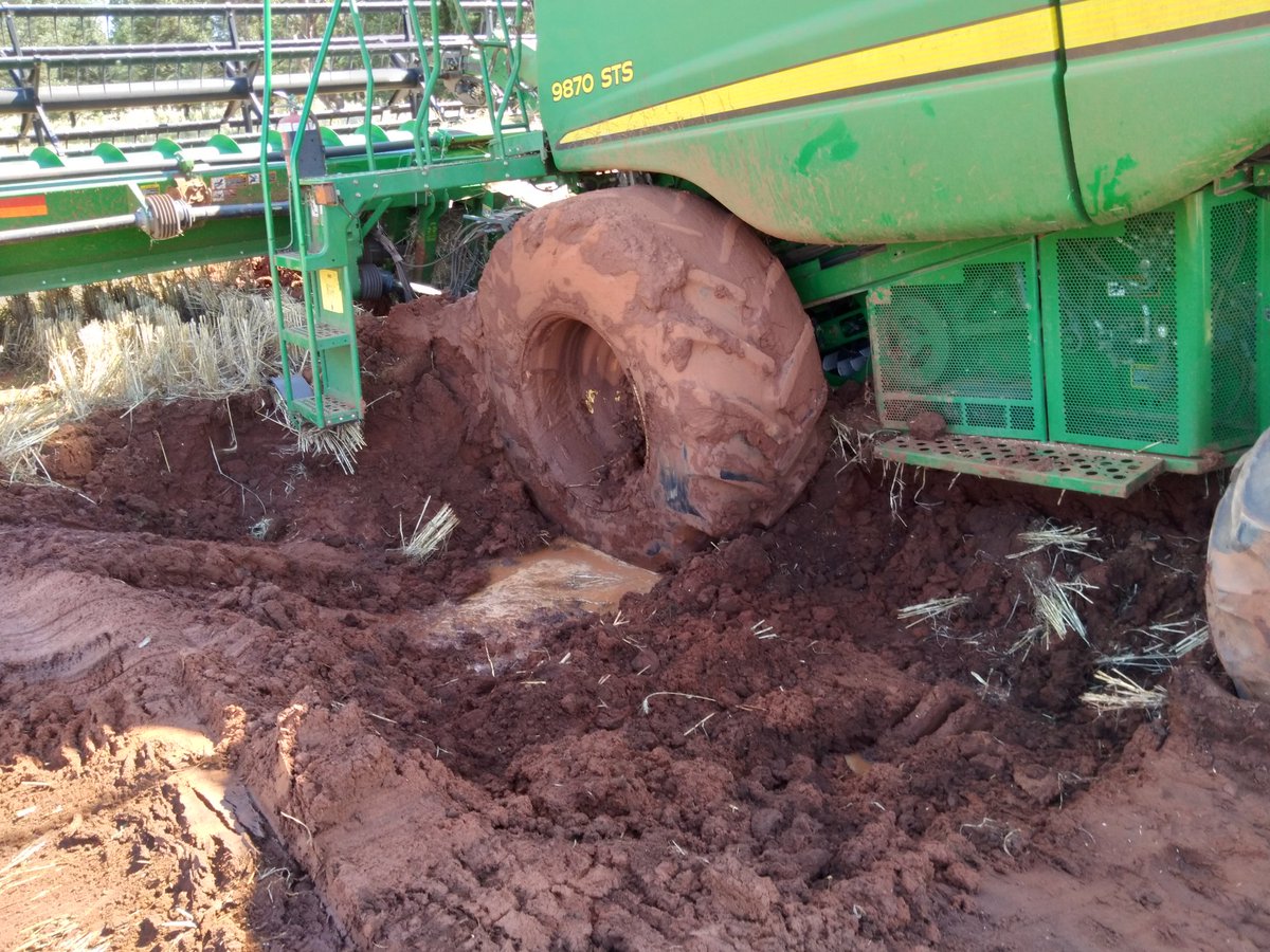 Sindersp's tweet photo. Got the header bogged yesterday, called in some help and bigger chains. Fortunately a happy ending💪
Moisture profile👌 https://t.co/qy4FSd77kc