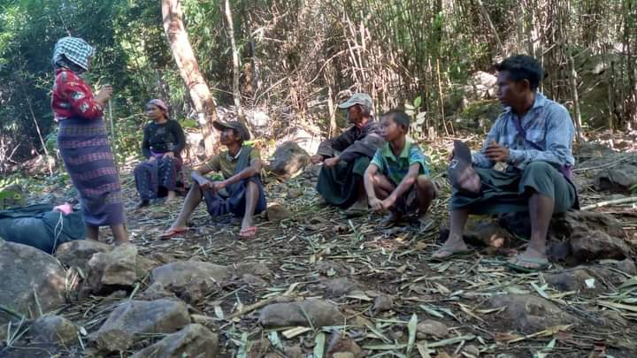 kayaprilnyein1's tweet photo. Fighting broke out between Military Troops and local PDF since Nov 28, more than 5,000 villagers from at least 18 villages had been forced to flee in fear to safe areas in Kalay Township, Sagaing. Now refugees urgently need various foods.
#Dec8Coup
#WhatsHappeningInMyanmar https://t.co/Xy1sGGYYXc