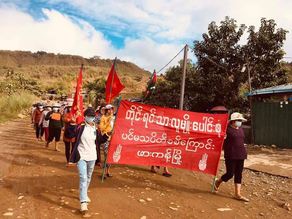 KLT_96's tweet photo. Anti-coup multi-ethnic revolutionary strike was held in Hpakant, Kachin State as usual without a day off despite the #InternetShutDown

#Dec8Coup
#EndImpunity
#WhatsHappeningInMyanmar
https://t.co/EXO1NwK3L4