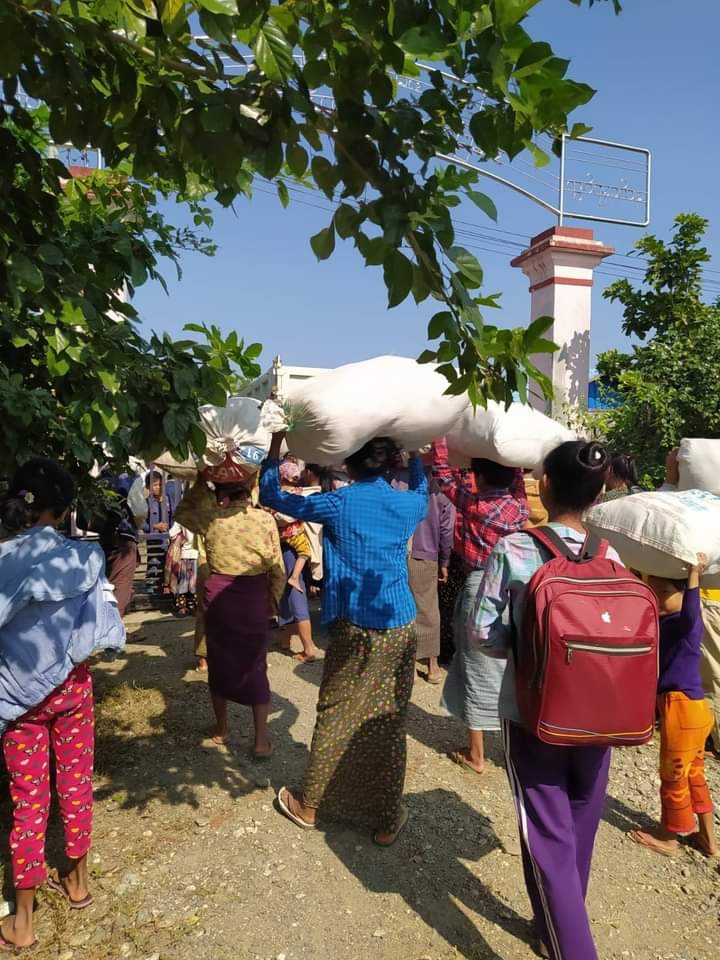 Fighting broke out between Military Troops and local PDF since Nov 28, more than 5,000 villagers from at least 18 villages had been forced to flee in fear to safe areas in Kalay Township, Sagaing. Now refugees urgently need various foods.
#Dec8Coup
#WhatsHappeningInMyanmar