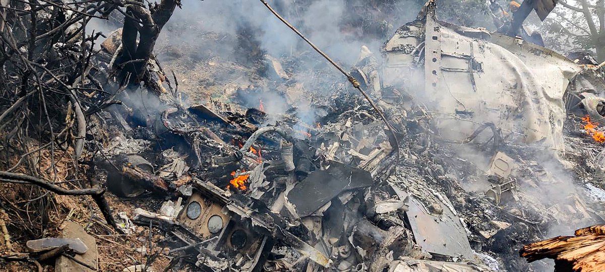 IndiaAheadNews's tweet image. #ArmyChopper crashes in #TamilNadu; 11 dead in crash: Sources
#CoonoorHelicopterAccident #Coonoor #choppercrash