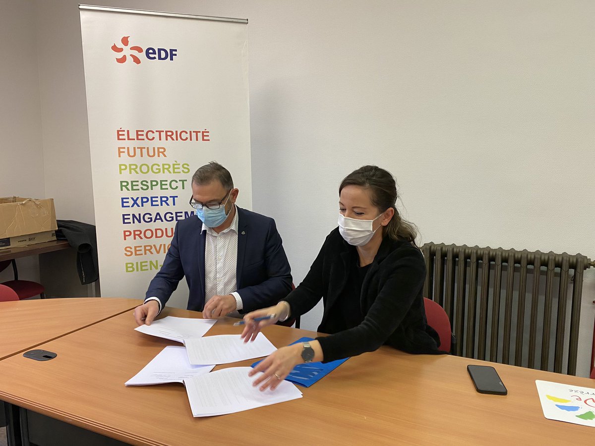 SBournazeaud's tweet photo. #Solidarité et lutte contre la #précarité #énergétique 👉🏻 @EDF.
Fabrice BERGEAL représente aujourd’hui Véronique DEBELVALET  @EDF_CVL pour signer une convention de partenariat avec le CCAS de la commune de Chamboulive en Corrèze.
Un grand merci à Betty Dessine et son équipe. https://t.co/LSFZoOD5eT