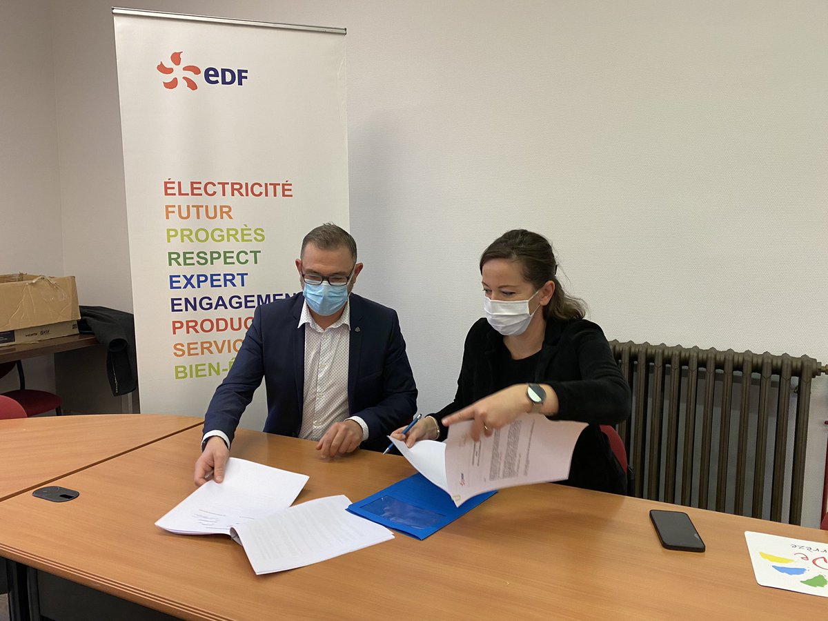SBournazeaud's tweet photo. #Solidarité et lutte contre la #précarité #énergétique 👉🏻 @EDF.
Fabrice BERGEAL représente aujourd’hui Véronique DEBELVALET  @EDF_CVL pour signer une convention de partenariat avec le CCAS de la commune de Chamboulive en Corrèze.
Un grand merci à Betty Dessine et son équipe. https://t.co/LSFZoOD5eT