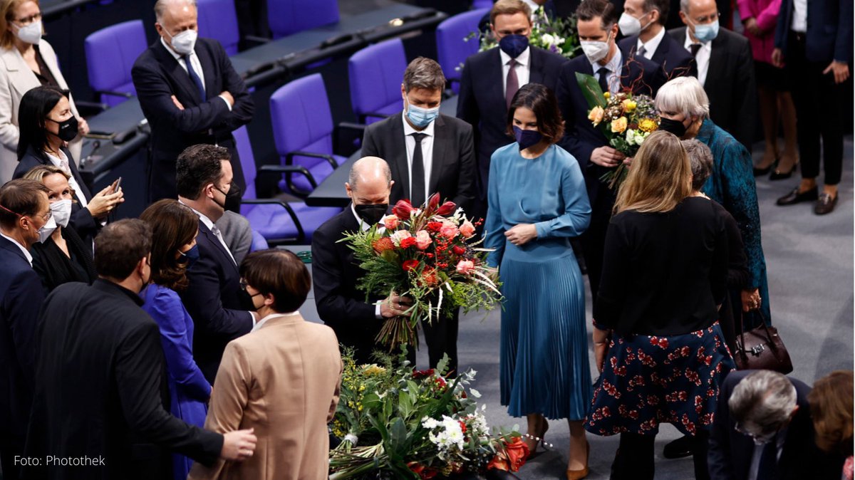 Hoy el Bundestag despidió con aplauso de pie a Angela Merkel y elegió a Olaf Scholz como nuevo Canciller. Que grande es la democracia con sus traspasos de poder pacíficos y respetuosos! Debemos agradecerla, protegerla y vivirla cada día! (Fotos: Phototek, Stephanie Loos AP).