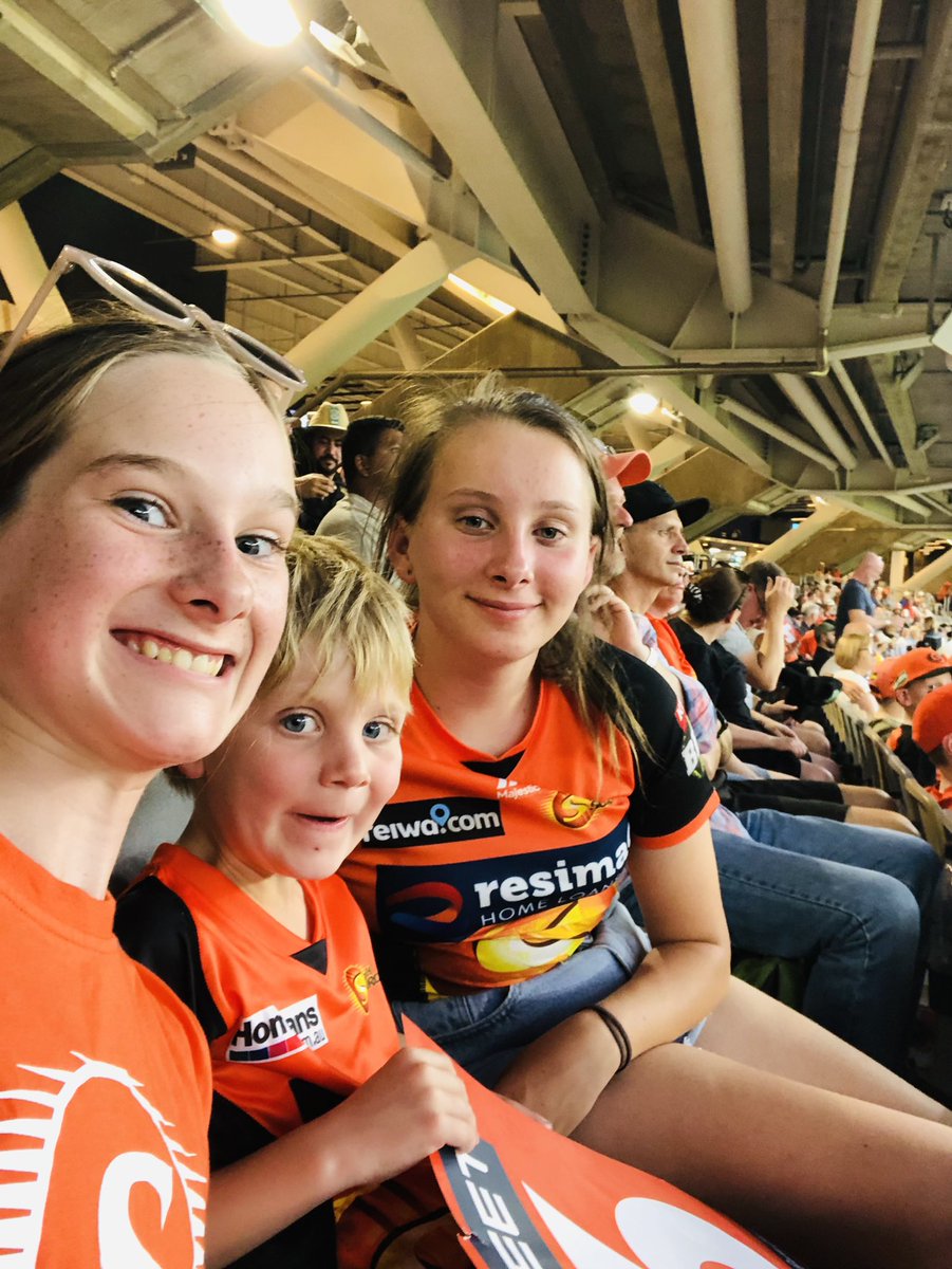 MarkRWallace's tweet photo. #MADETOUGH go scorchers https://t.co/J7CUpRZ2CB