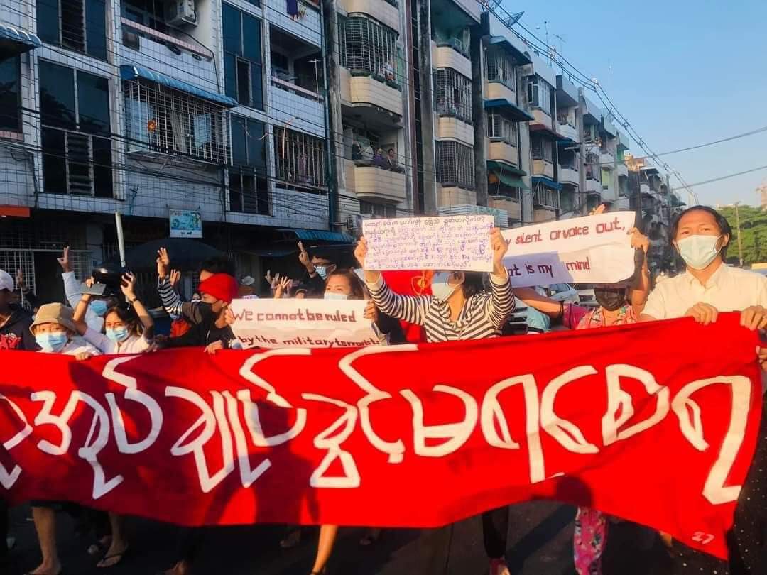jin2_thida's tweet photo. Powerful Strike in #Yangon led by "University Student Unions" marched and protested against Military Dictatorship in this morning. 

They can not rule us with "Fear", and we continue our fighting for Democracy &amp; Freedom.
#WhatsHappeningInMyanmar 
#Dec8Coup
#EndImpunity https://t.co/RsetBYy0Hx