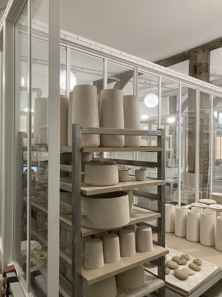 didiersacodesig's tweet photo. design / architecture / scenarisation de l’atelier boutique three seven fait main caroline petit rue des saints pères paris 6 / acier laqué, verre et béton patiné / architecture guillermo paolini architecte https://t.co/uZgb6a5aj9