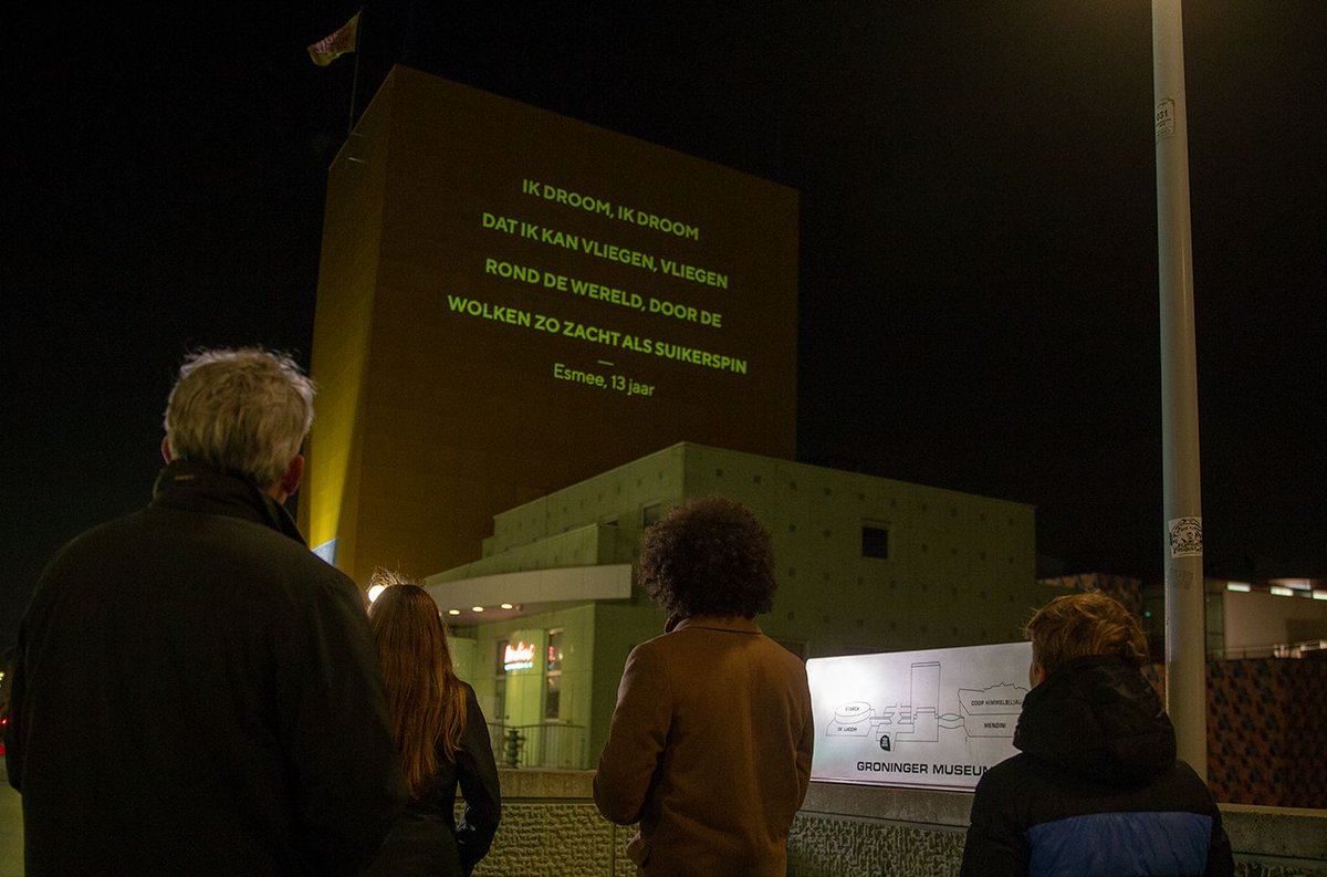 gem_groningen's tweet photo. ✨Poetry by Night ✨: van 7 december tot 6 januari verlichten gedichten, gemaakt door jongeren van 10 t/m 18 jaar, markante gebouwen en locaties in Groningen, Haren en Ten Boer. Het gedicht van Esmee (13) zag als eerste het licht op het @groningermuseum. https://t.co/a1v4iFJidm https://t.co/YwSHH7C4hg