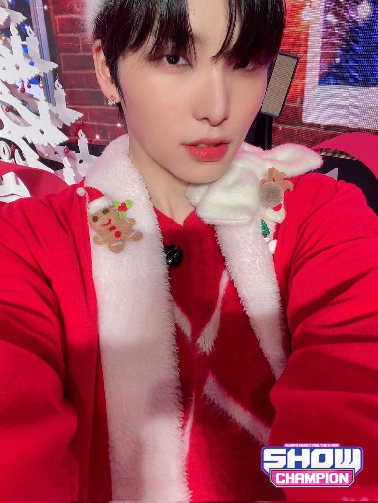 MYseoho's tweet photo. OKAY…~T_T~♡

This is Santa                  this is gift https://t.co/uVKSKJ8oMF