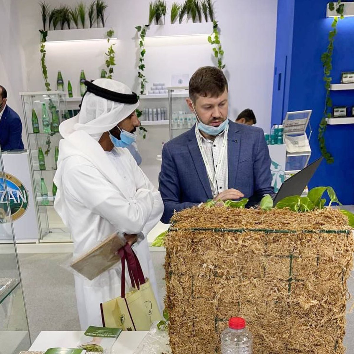 HighTechPark86's tweet photo. 👌Резидент Технопарка ООО «Сфагнум» участвует в выставке  Organic Natural Dubai 2021 в Дубае (ОАЭ), где представляет проект по изготовлению армированных сфагновых модулей для вертикального озеленения и технологию озеленения пустынь с использованием брикетов из сфагнового мха😀 https://t.co/fLxbjVzdN1