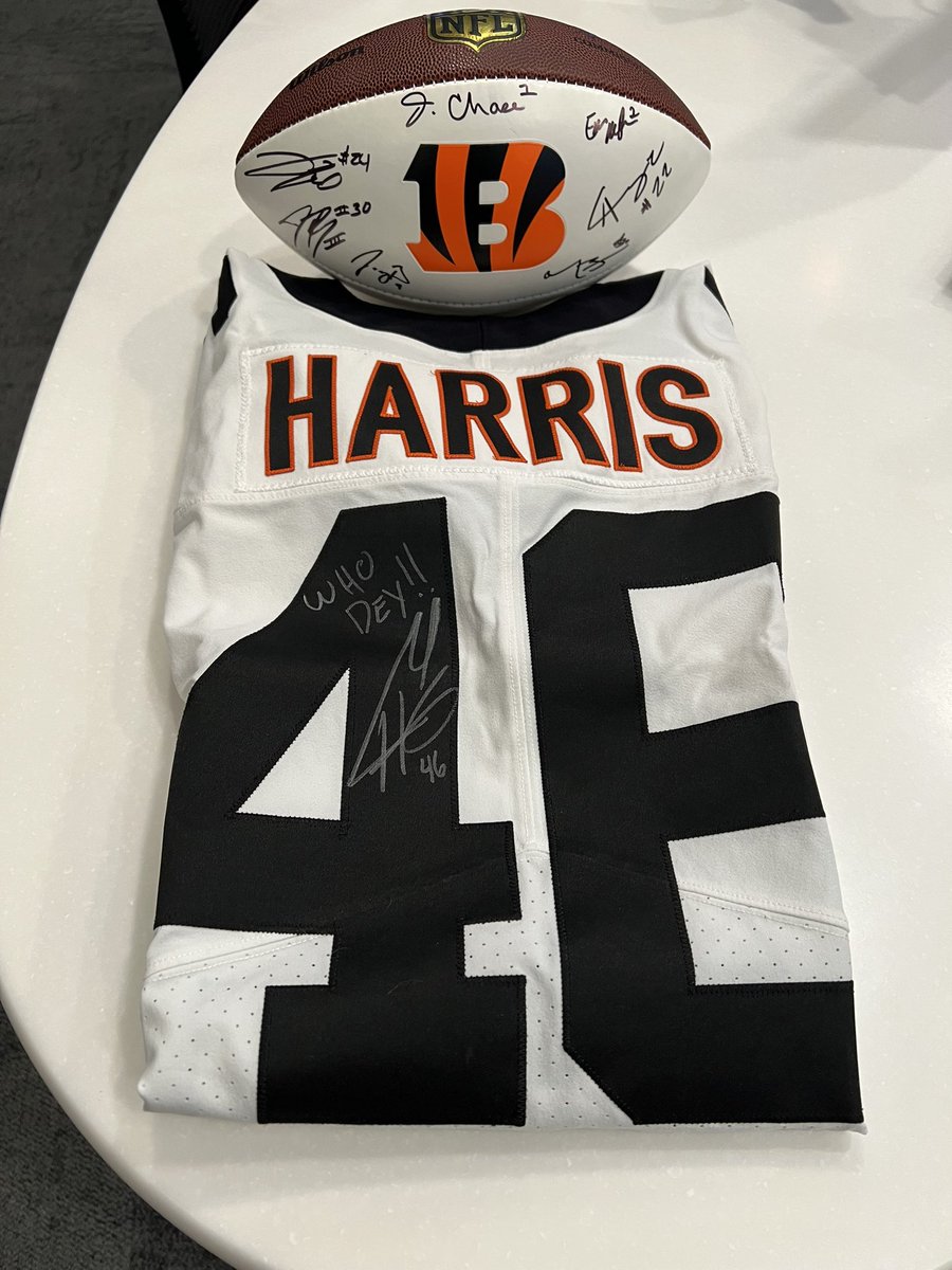 Donate a minimum of $25 before 10 this morning to be in the running to win The Clark Harris Experience!A signed ball, a signed jersey and 4 tickets in <a href="/ClarkHarris46/">Clark Harris</a> seats for the Ravens game! (<a href="/ClarkHarris46/">Clark Harris</a> is matching up to $500) What a guy!Venmo $25 to @TenKToys #ToysForTots