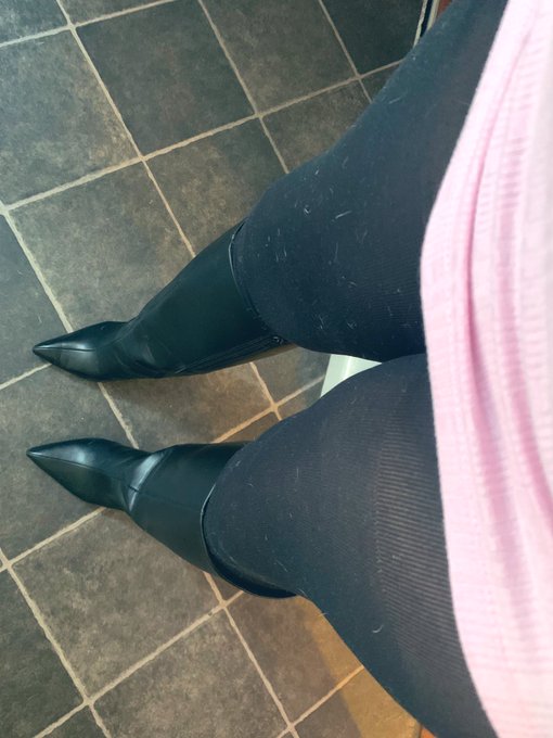 My leggings seem to be a bit see through and I seem to have a small hole at the back&hellip;. https://t.co/<a href="/tag/legs"class="tags"><span>#legs</span></a><a href="/tag/tightstuesday"class="tags"><span>#tightstuesday</span></a><a href="/tag/nylonlove"class="tags"><span>#nylonlove</span></a>