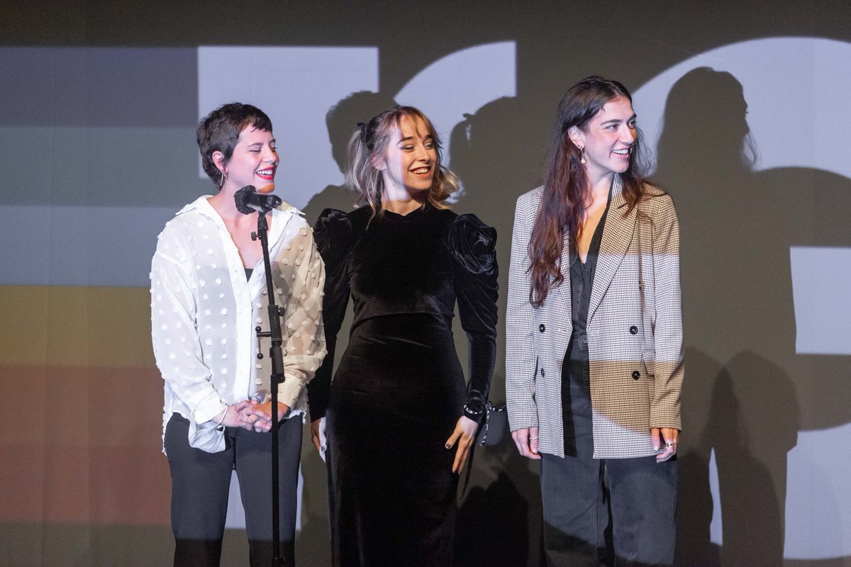 ACTES DE CLOENDA DEL #FestivalREC2021 (1/2)

💡Ahir al vespre el Teatre Metropol va acollir els actes de cloenda del Festival REC d’enguany

➡️Primer vam rebre les actrius sevillanes África de la Cruz, Lola Buero i Olga Navalón, protagonistes de 'LAS GENTILES' (<a href="/Santi_Amodeo/">Santi Amodeo</a>)