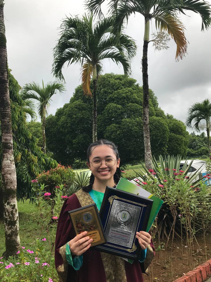clarissaevina's tweet photo. I DID IT. NO 🎓 https://t.co/m19TGBuQvH