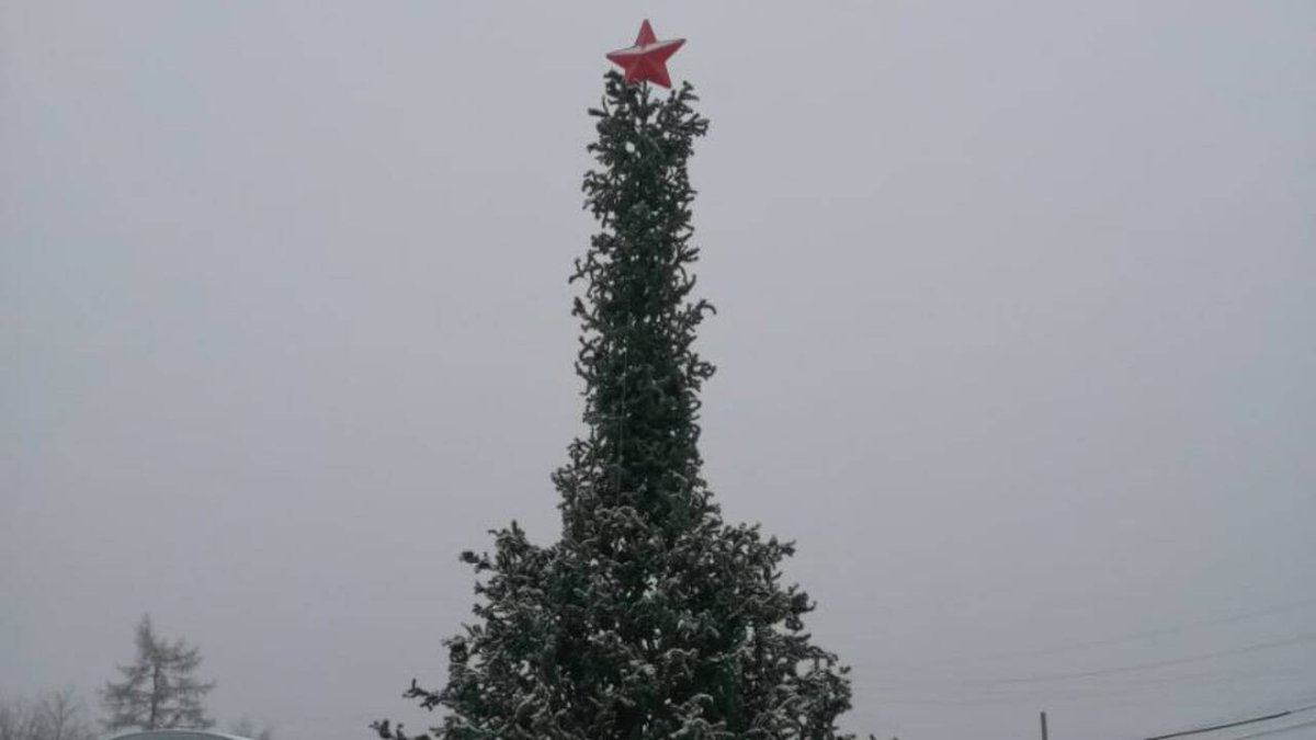 tannas2's tweet photo. Власти Якутии каждый год вбухивают кучу средств в предновогодний пиар, пытаясь создать республике бренд региона, с которого начинается Новый год и вообще Зима. В итоге Якутию действительно обсуждают в связи с Новым годом... за елку-пенис из Витима  и Снегурочку-мутанта из Алдана. https://t.co/wNhrQzleMh