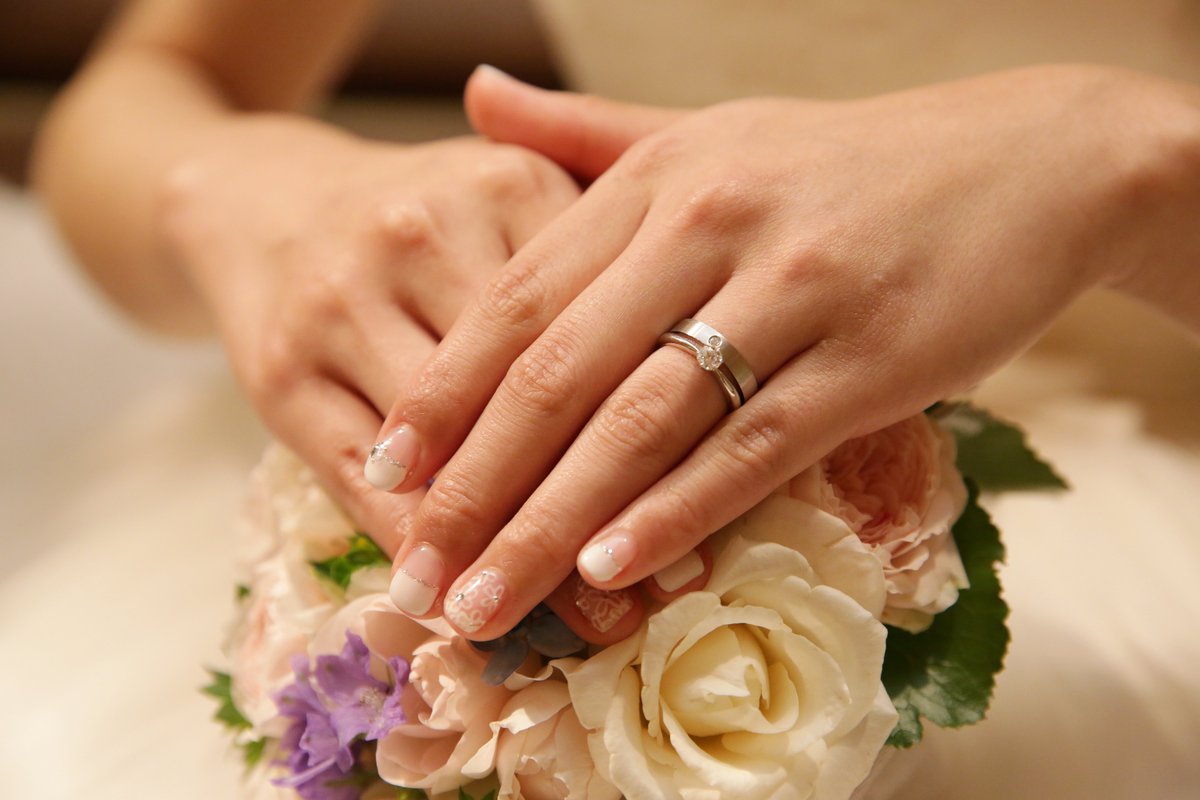 BRIDALLANDALPHA's tweet photo. 結婚指輪を左手の薬指にはめるのは、左手の薬指の血管は心臓に繋がっていると考えられていた為、そこに指輪をすることで相手の心を掴み、結婚の誓いをより強くすると信じられてきたからだそうです。

#BRIDALLANDWAKASA
#結婚指輪 https://t.co/bzHAuVs911