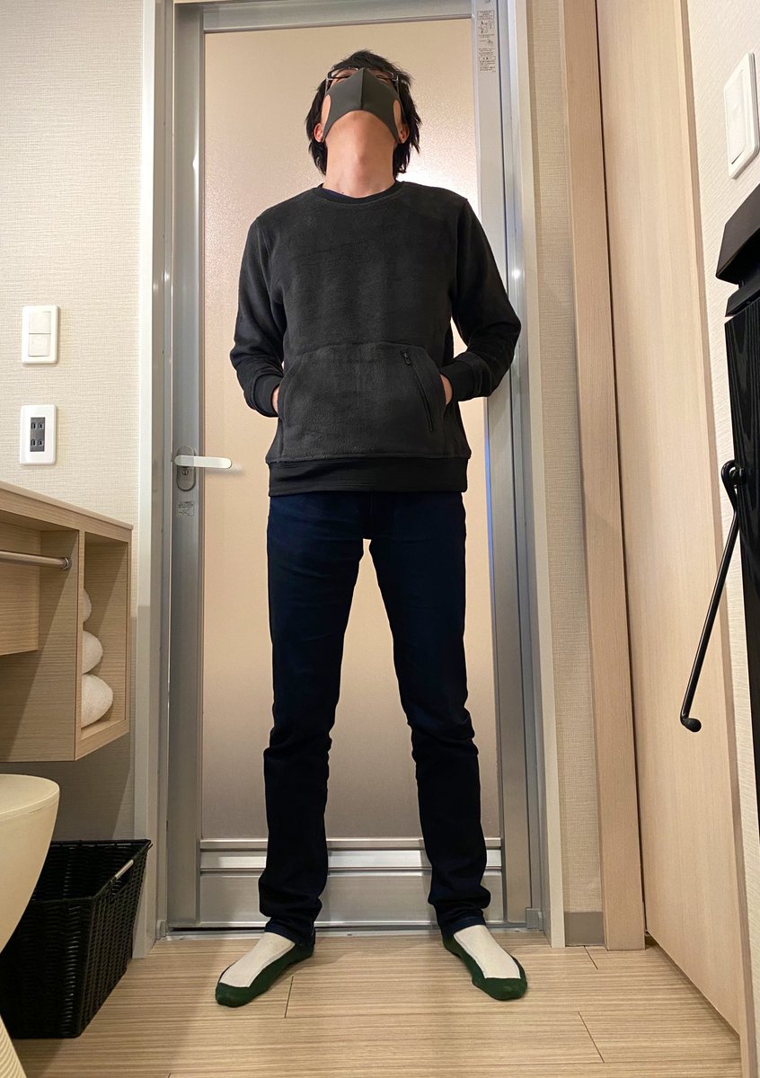 minami_genic566's tweet photo. はじめて部屋着以外でパーカーを買った。

パーカーって年齢的に難しい気がしてたんだけど、丸井で見かけてビビッときて即買いしてしまった。

フードも無いし細かいとこのデザインが凝ってて、そのまま着てもコートの下に着てもいい感じ。

なってきたのはきっと。

#5351PourLesHommes https://t.co/j5aoiG0XGa