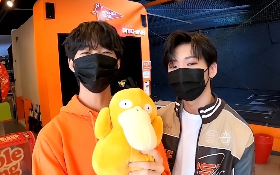 only4eunhwi's tweet photo. luv their friendship so much <<33 https://t.co/jU8DvY32Bs