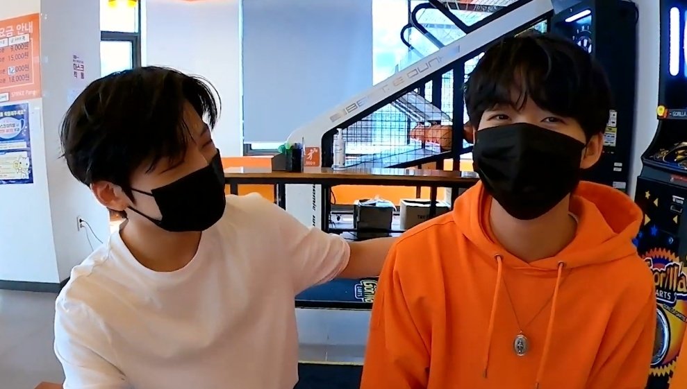 only4eunhwi's tweet photo. luv their friendship so much <<33 https://t.co/jU8DvY32Bs