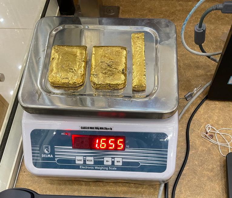 Based on information provided by DRI, Kannur, AIU Kannur has seized 1655gms of gold from a passenger who arrived from Sharjah. He concealed it as compound form and kept inside layers of his pants and underwear. @cbic_india @cgstcustvm