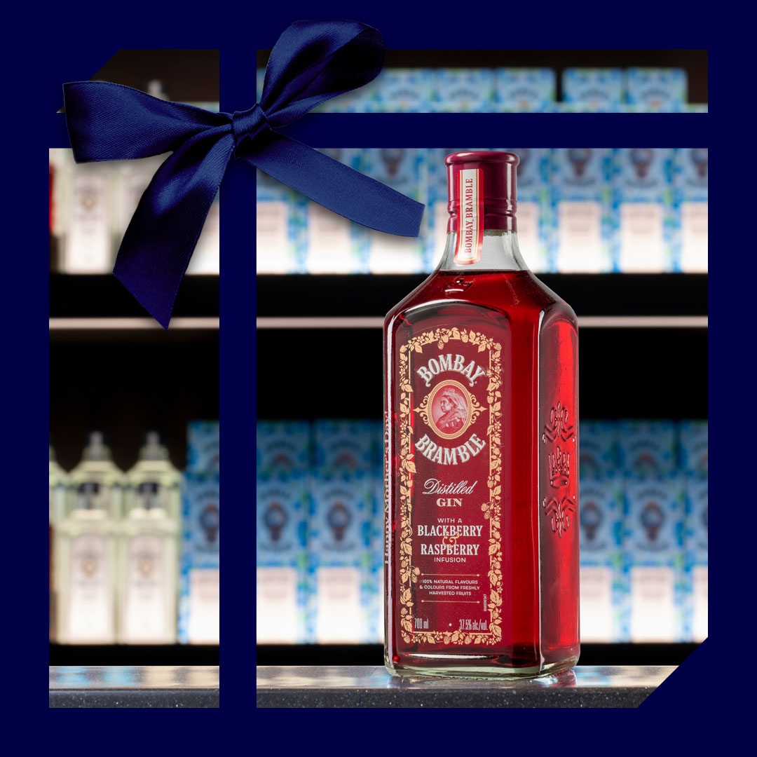 homeofbombay's tweet image. Give the gift of #BombayBramble, bursting with 100% natural flavour of freshly harvested blackberries &amp;amp; raspberries.⁠ shop.bombaysapphire.com/collections/bo… (UK delivery only. Free shipping orders over £50. Last order date for pre-Christmas delivery 17th December 2021.) #BombayDistillery