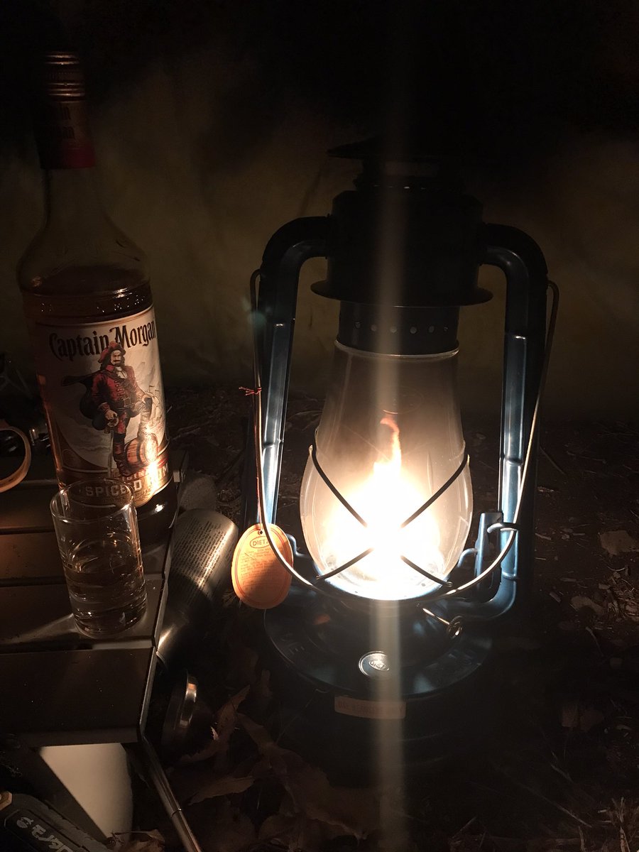 mameta1965's tweet photo. 外は相変わらずの爆風
ランタンの灯りだけでまったりモード
ラム酒うまぁ〜♪
#キャプテンモルガン
#ふもとっぱら
#dietz80 https://t.co/Ea49bJ6rBy