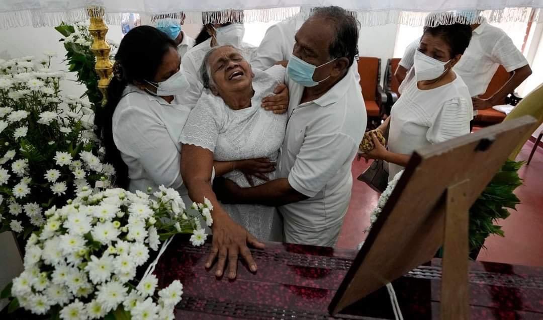 This is so heartbreaking. Imagine what she must be going through after seeing the last & final moments of her son whom she must've raised with so much love😪

 #PriyanthaKumara