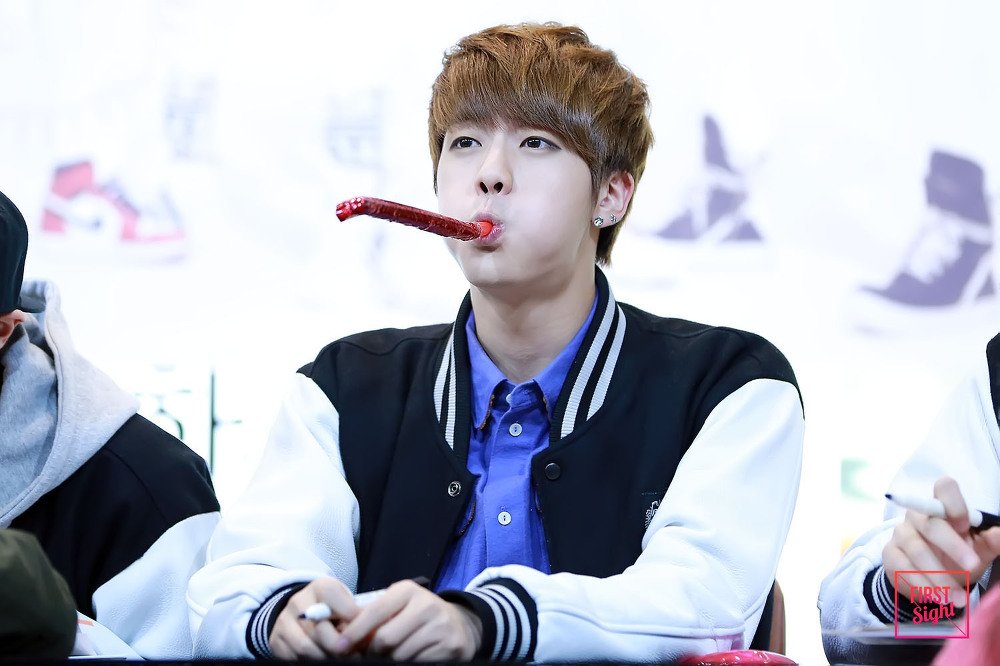 _Timeto_JIN's tweet photo. 131213 대전 팬 싸인회 석진

#JIN #진 #석진 #김석진 #방탄소년단 @BTS_twt https://t.co/PJyjFcRCjE