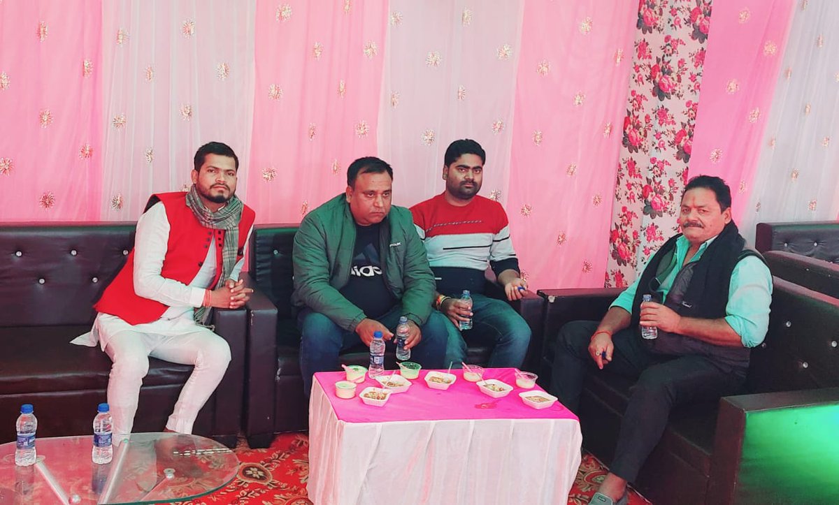 baibhavforindia's tweet photo. कल शाम मिरवा गाँव में छोटे भाई Praveen Vishwakarma जी के बहन की शादी समारोह में लालगंज के पुर्व ब्लाक प्रमुख प्रतिनिधि बड़े भाई सोनू तिवारी जी व सूरज सिंह जी के साथ||

#Mirwa https://t.co/8FNatWzHhb