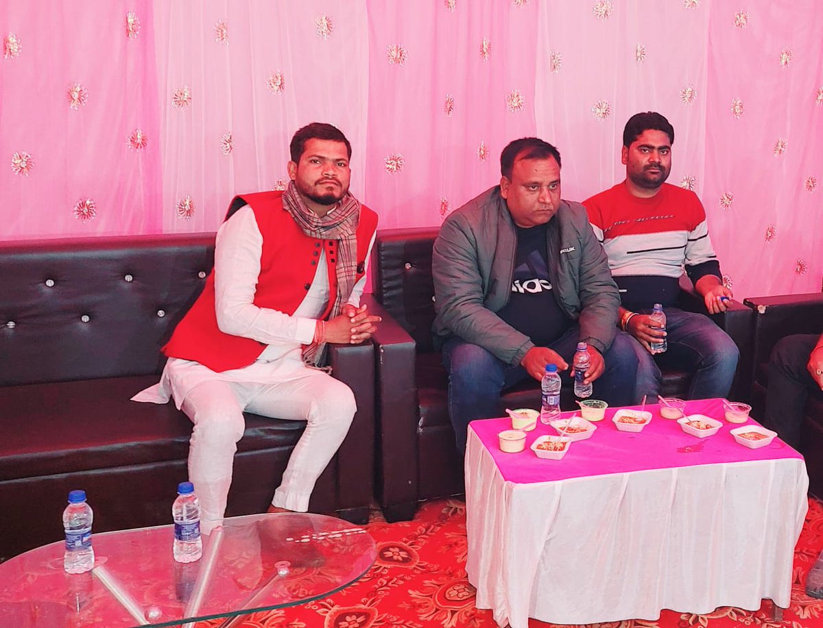 baibhavforindia's tweet photo. कल शाम मिरवा गाँव में छोटे भाई Praveen Vishwakarma जी के बहन की शादी समारोह में लालगंज के पुर्व ब्लाक प्रमुख प्रतिनिधि बड़े भाई सोनू तिवारी जी व सूरज सिंह जी के साथ||

#Mirwa https://t.co/8FNatWzHhb