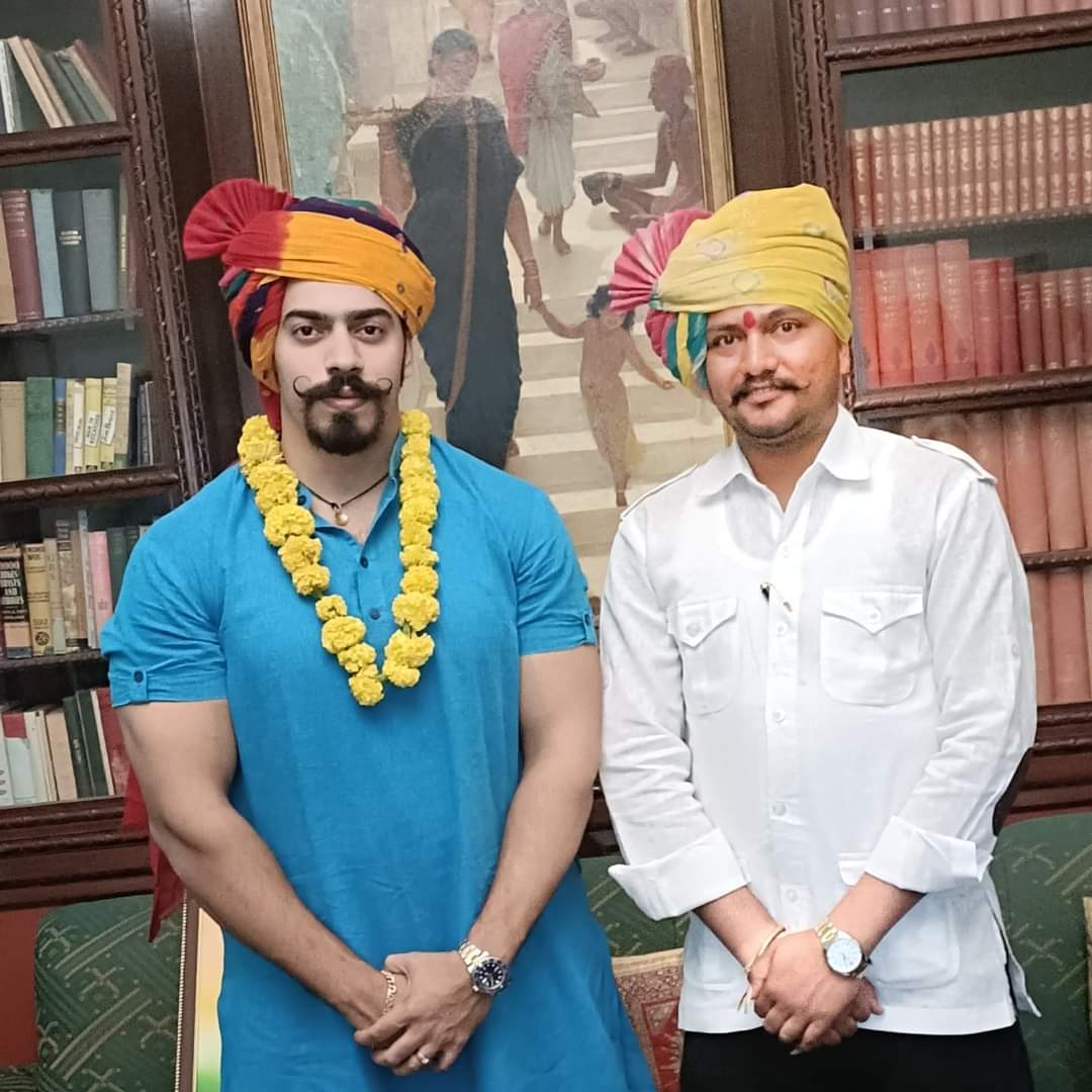 DashrathJhala_'s tweet photo. आपका हृदय की अंतरिम गहराइयों से धन्यवाद... 
भावनगर स्टेट युवराज साहेब श्री जयवीरराज सिंहजी गोहिल दरबार @YSJRSG 🙏🚩 
आपका सरल व्यक्तित्व एवं सत्य सनातनी तेजस्विता का सान्निध्य मिला यह मेरे लिए सौभाग्य की बात है ।

जय माताजी की सा हुकम 🚩
जय श्री राम 🚩 🙏 https://t.co/5vF3gXOv5A