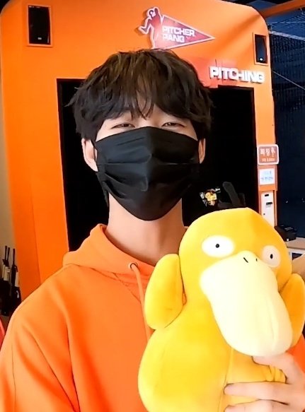 only4eunhwi's tweet photo. cute as hell               what the hell https://t.co/9qrLx25XkV