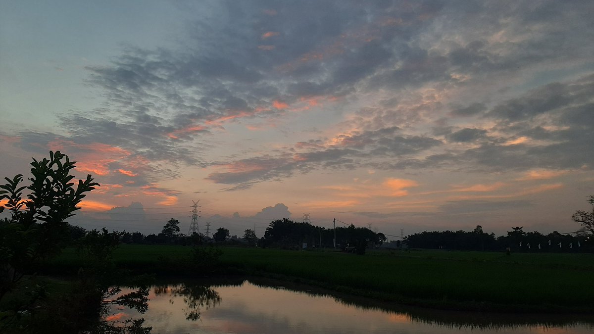alwanriskiii's tweet photo. ditemani jajanan sederhana dan mewahnya langit senja https://t.co/ohiO0bJMwN