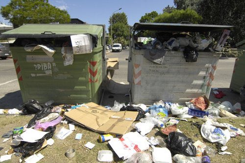 Diego__RS's tweet photo. A 15 días de las Fiestas, los montevideanos tenemos que volver a mirar la misma película de todos los años: contenedores desbordados de basura y el pase de pelota de un lado a otro entre la IM y Adeom. ¿La solución es colocar bolsones? Lamentable. https://t.co/QxNxYm0UqX
