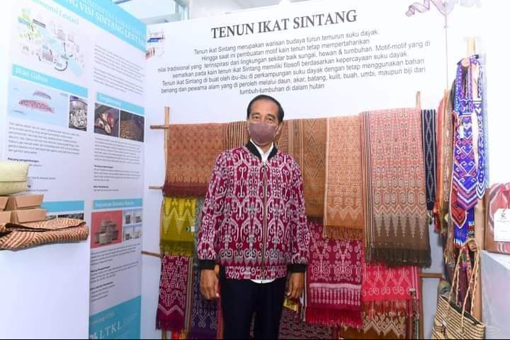 ical_Christie's tweet photo. Disela kunjungan kerja beliau ke kabupaten Sintang, Kalimantan Barat.

Saya gak asing sama motif tenunan khas suku Dayak, tapi kali ini hanya wowww yg ada di benakku.

Jaket Bomber motif Dayak.

Sehat selalu Pak Presiden @jokowi 

Tuhan memberkati selalu 🙏🙏🙏 https://t.co/KMHOGYxHyO