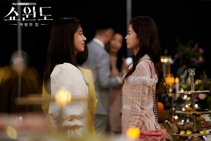mongnoonaa's tweet photo. Still cuts - #ShowWindowEp1 & #ShowWindowEp2
Two person with different aura😏
#SongYoonAh #송윤아 #JeonSoMin
#ShowWindow #쇼윈도 #쇼윈도여왕의집 https://t.co/djxVG6QERs https://t.co/kihn5ldx5A