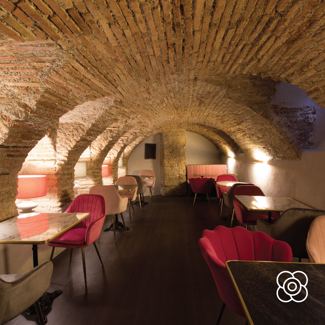 En #MissSushiGranada puede probar los mejores platos de comida fusión asiática en una sala abovedada muy íntima 🍣🍱. ¿Te animas a conocerlo? Haz tu reserva entrando en misssushi.es/restaurantes/ #japan #foodie #Granada #takeaway