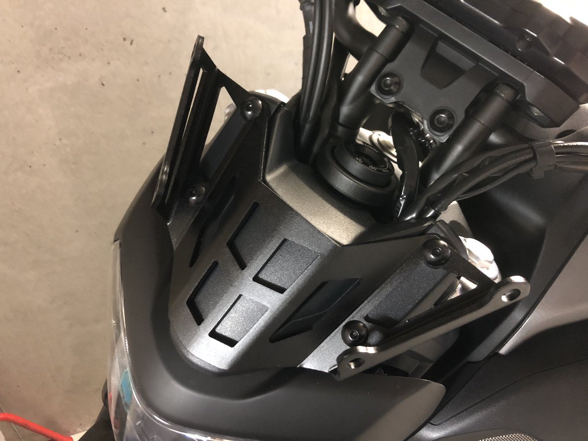 mamezone07's tweet photo. MT-07にERMAXのスクリーン装着
位置的に危ないかなと思っていましたがスマートフォンホルダーに干渉しなくてセーフ！
#ERMAX #MT07 #B4C https://t.co/T7yQqCfF7N